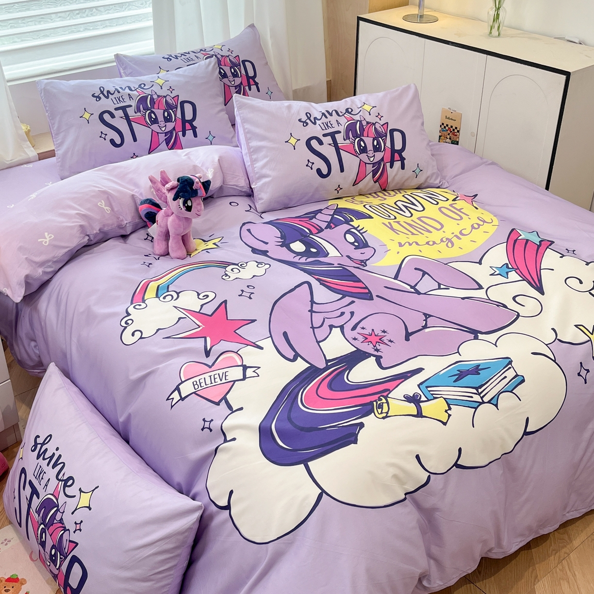 91家纺网 家纺一手货源 找家纺 暮思家居 2025新款正版授权小马宝莉大版全棉数码印花纯棉四件套 大版-梦幻紫悦