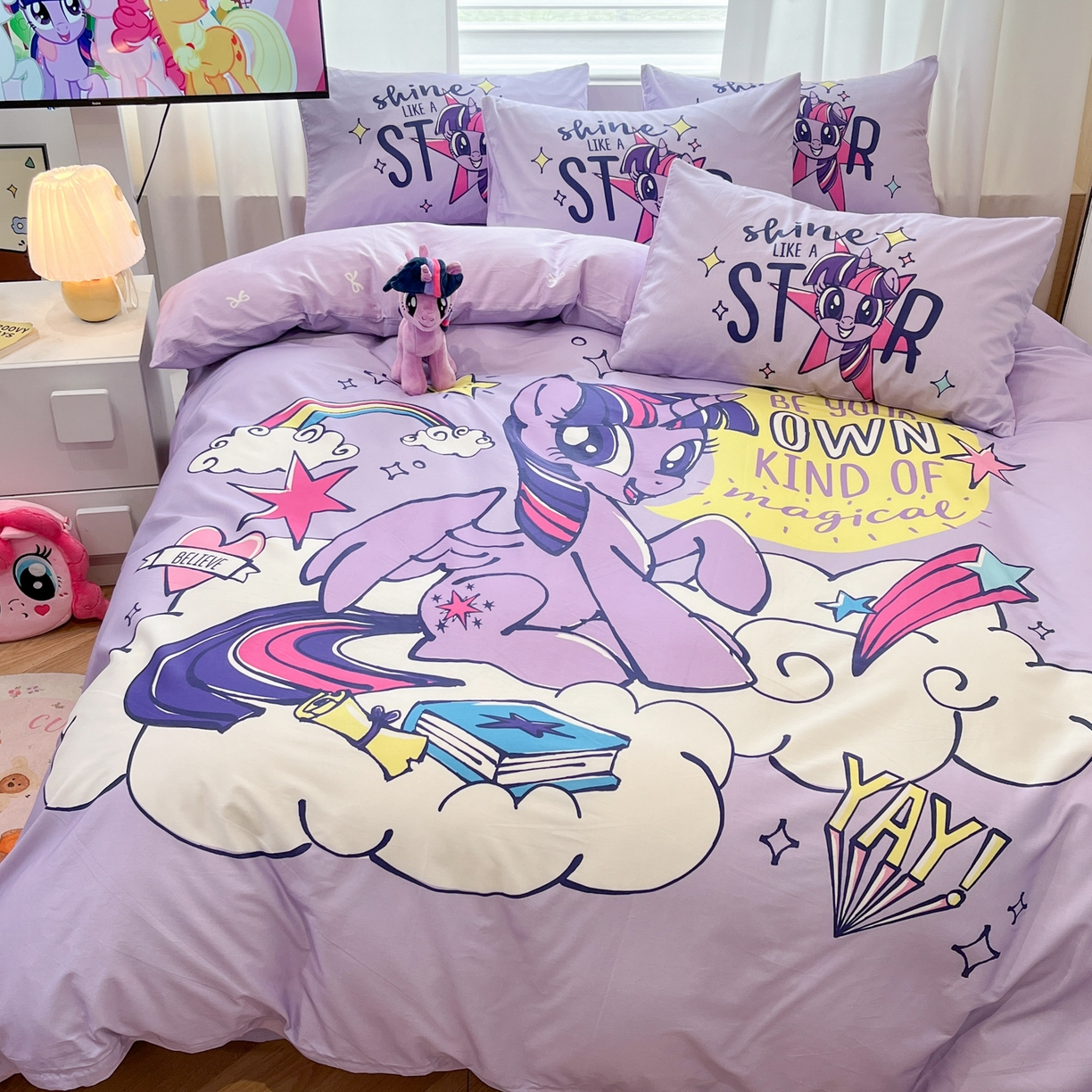 91家纺网 家纺一手货源 找家纺 暮思家居 2025新款正版授权小马宝莉大版全棉数码印花纯棉四件套 大版-梦幻紫悦