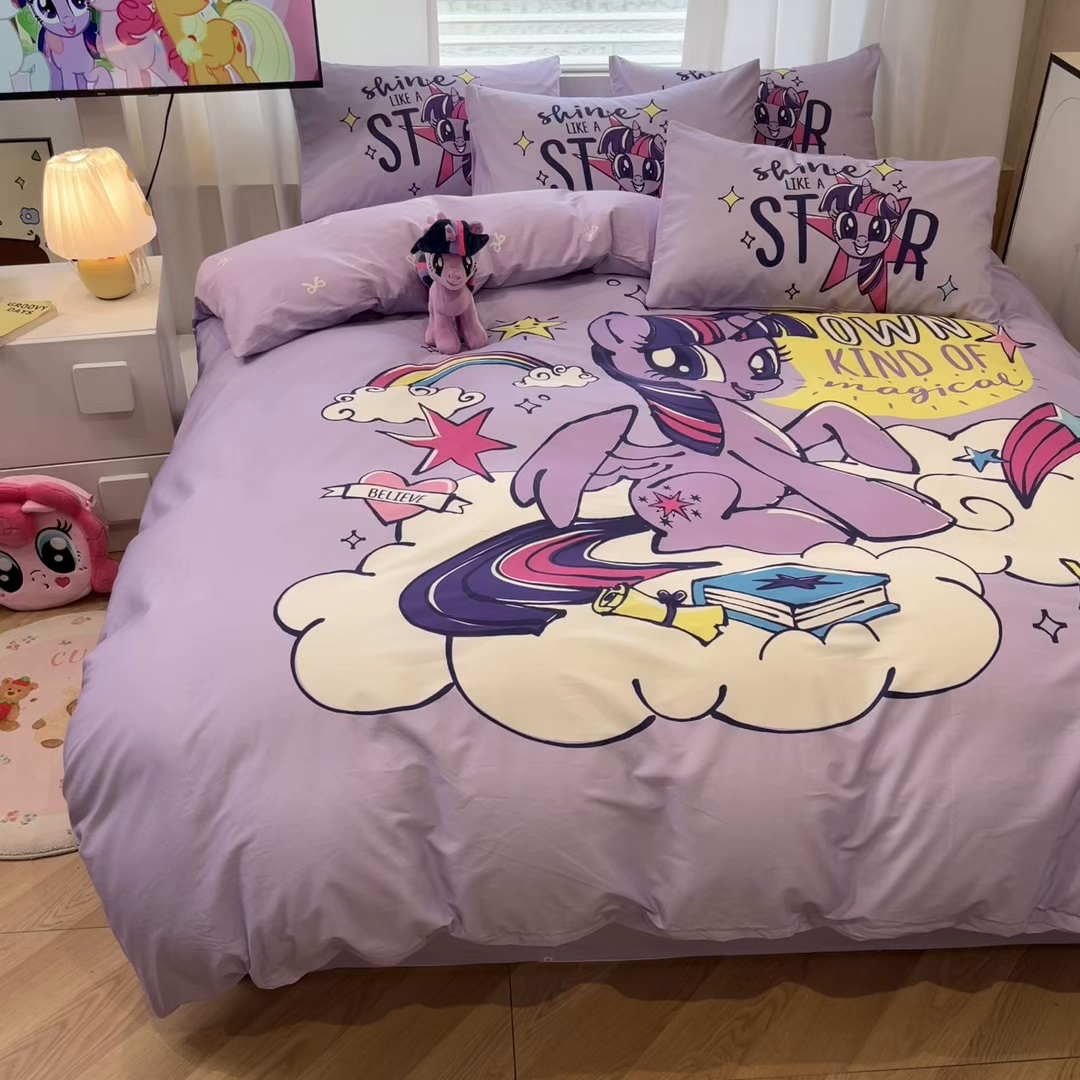 91家纺网 家纺一手货源 找家纺 暮思家居 2025新款正版授权小马宝莉大版全棉数码印花纯棉四件套 大版-梦幻紫悦