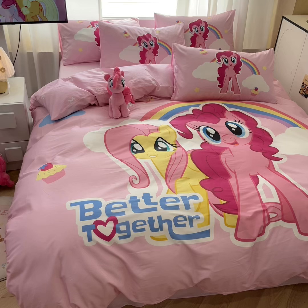 91家纺网 家纺一手货源 找家纺 暮思家居 2025新款正版授权小马宝莉大版全棉数码印花纯棉四件套 大版-柔柔碧琪