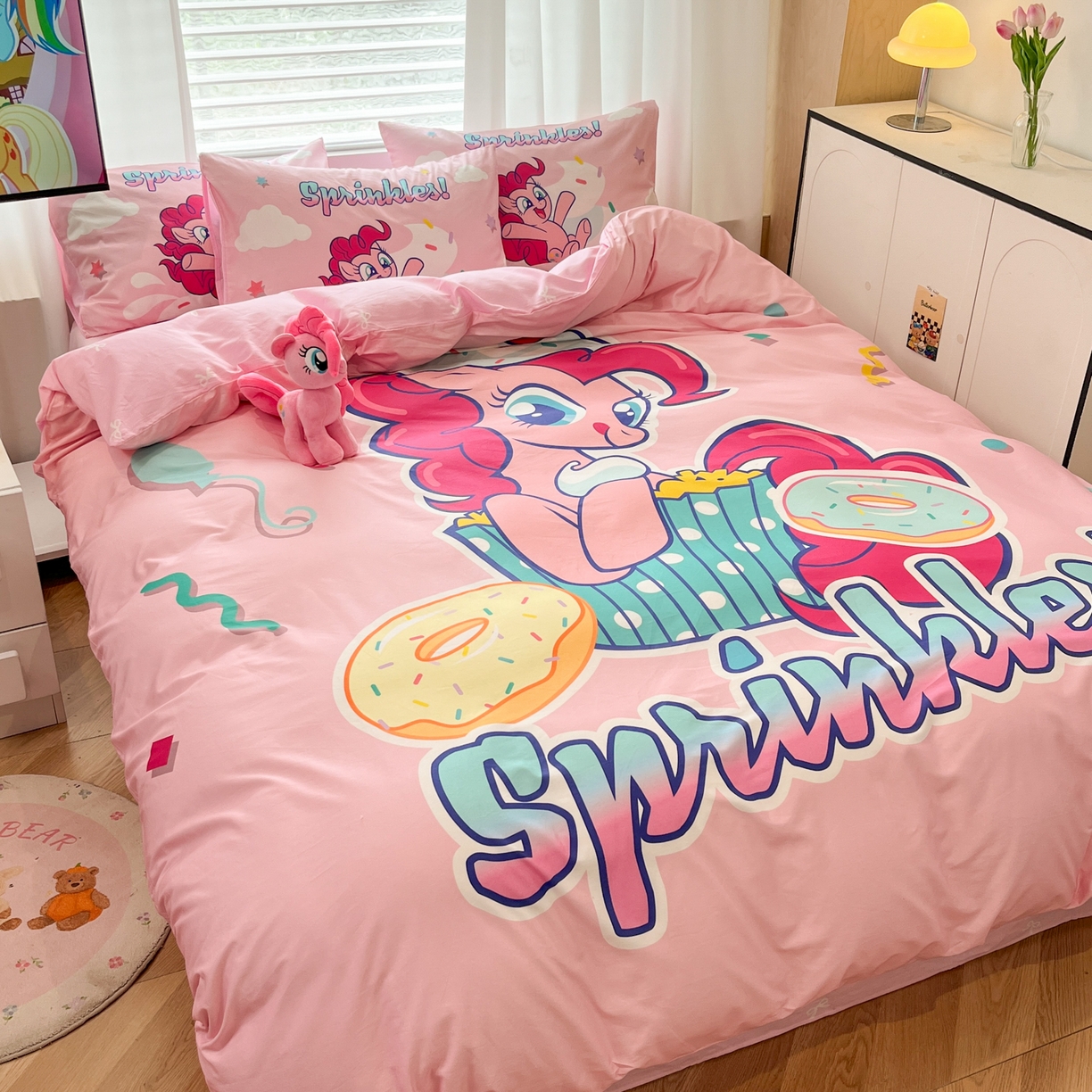 91家纺网 家纺一手货源 找家纺 暮思家居 2025新款正版授权小马宝莉大版全棉数码印花纯棉四件套 大版-甜甜圈碧琪