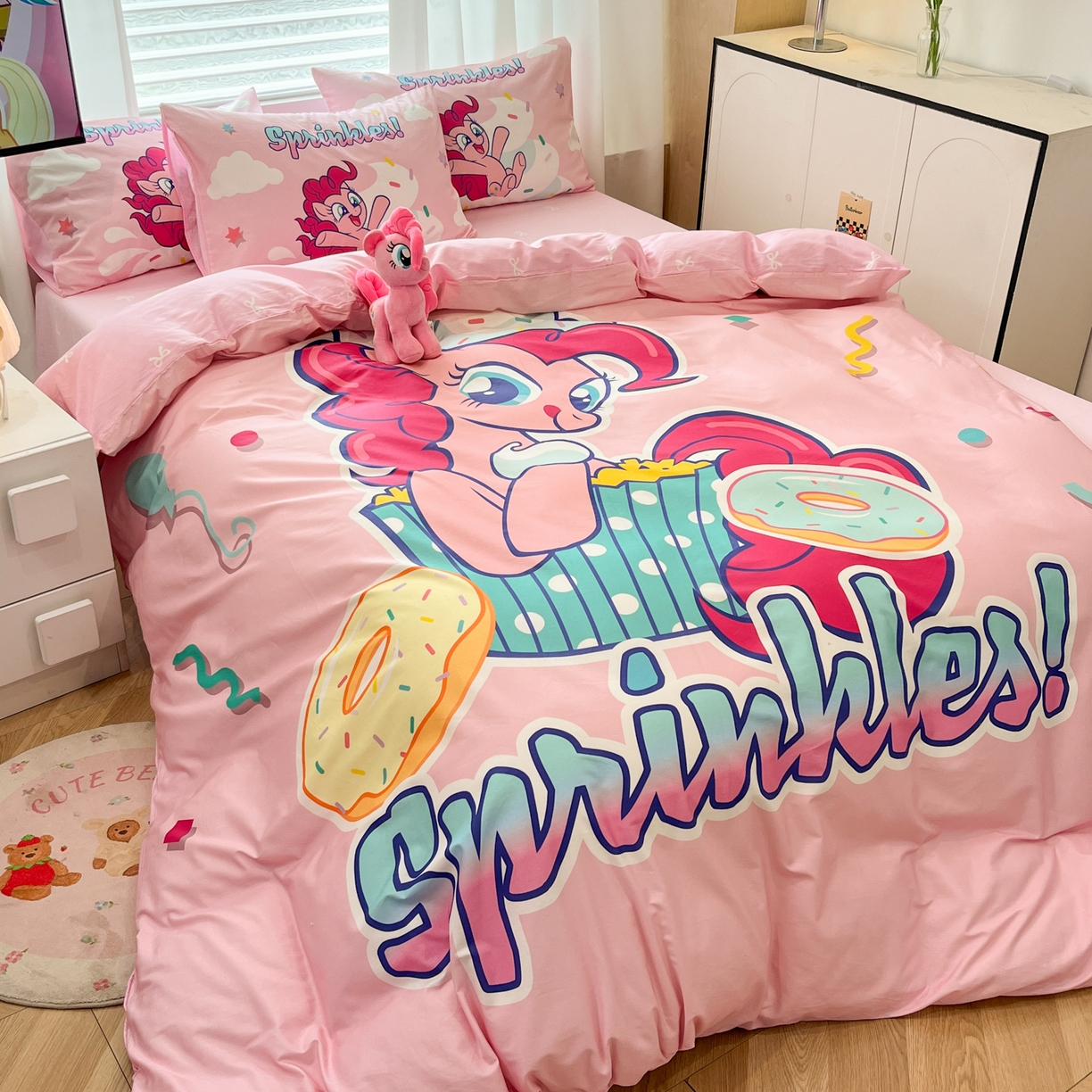 91家纺网 家纺一手货源 找家纺 暮思家居 2025新款正版授权小马宝莉大版全棉数码印花纯棉四件套 大版-甜甜圈碧琪