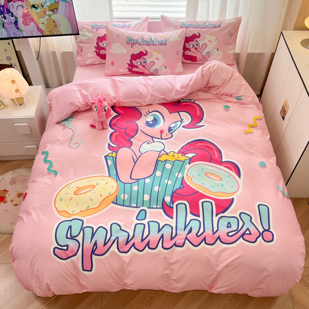 91家纺网 家纺一手货源 找家纺 暮思家居 2025新款正版授权小马宝莉大版全棉数码印花纯棉四件套 大版-甜甜圈碧琪