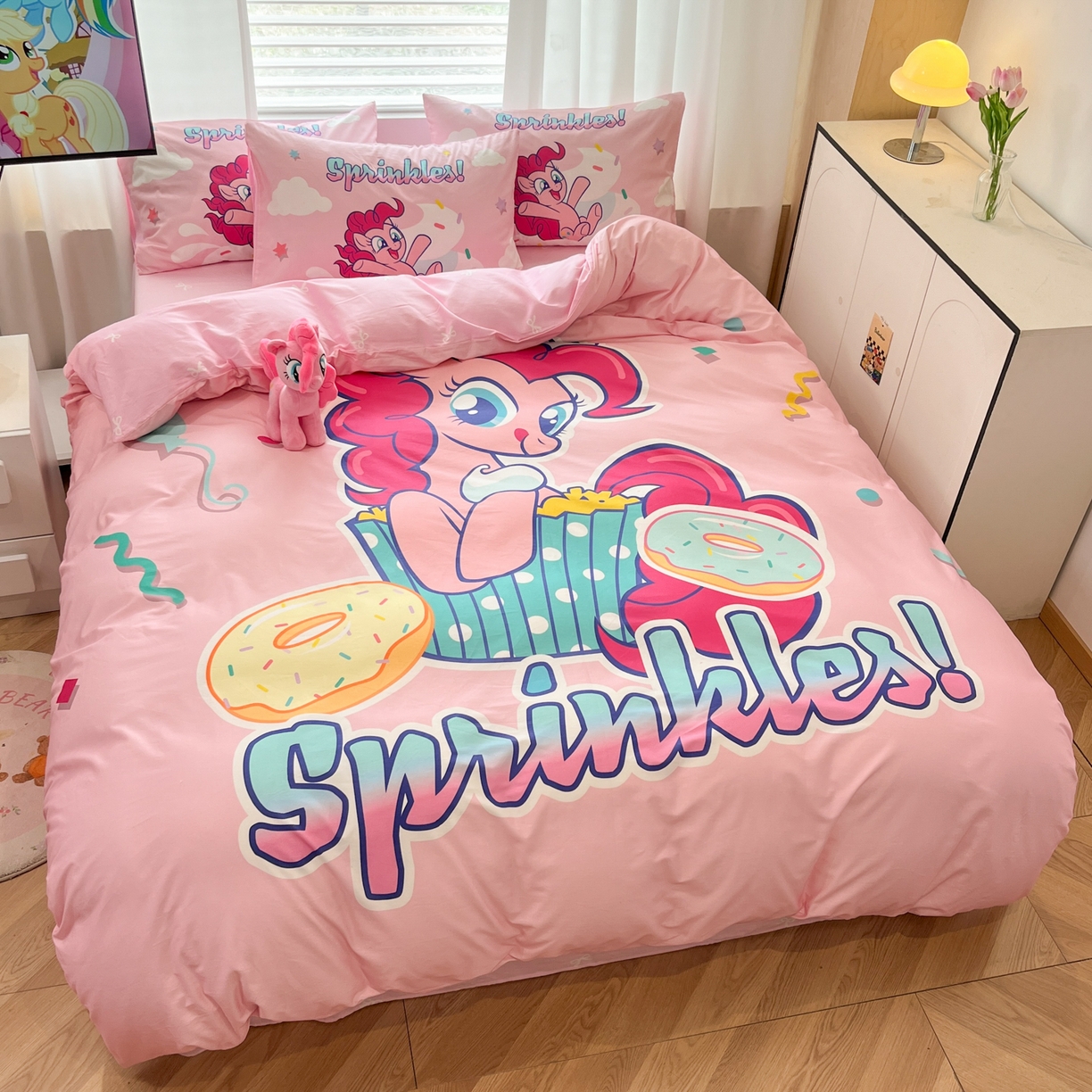 91家纺网 家纺一手货源 找家纺 暮思家居 2025新款正版授权小马宝莉大版全棉数码印花纯棉四件套 大版-甜甜圈碧琪