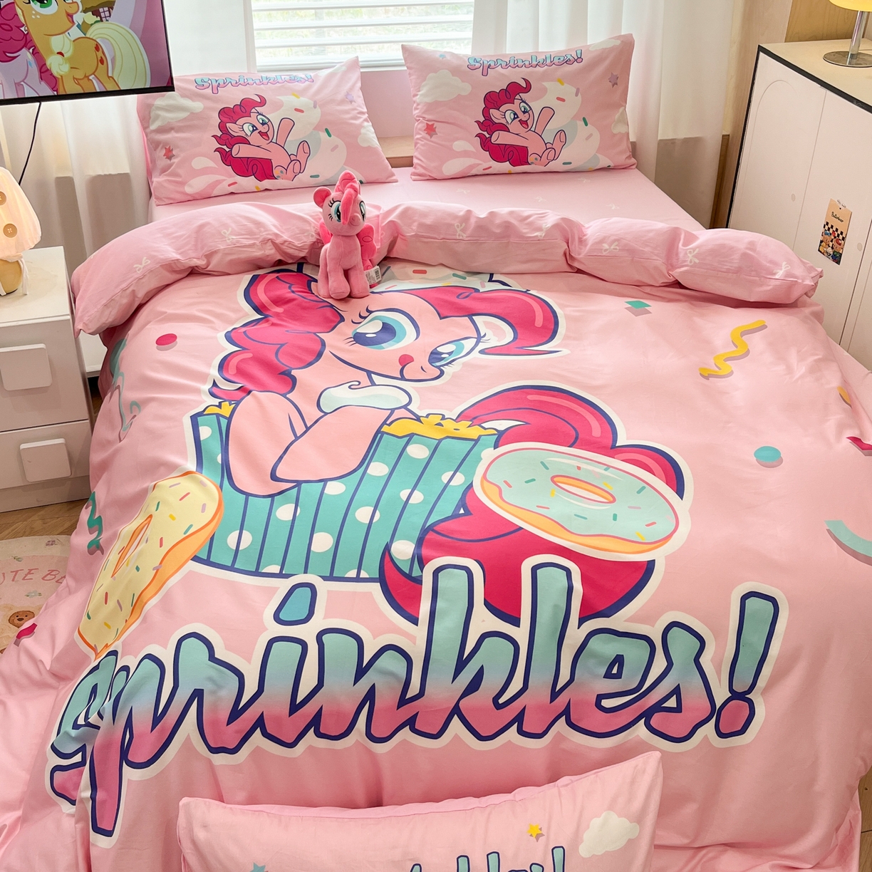 91家纺网 家纺一手货源 找家纺 暮思家居 2025新款正版授权小马宝莉大版全棉数码印花纯棉四件套 大版-甜甜圈碧琪