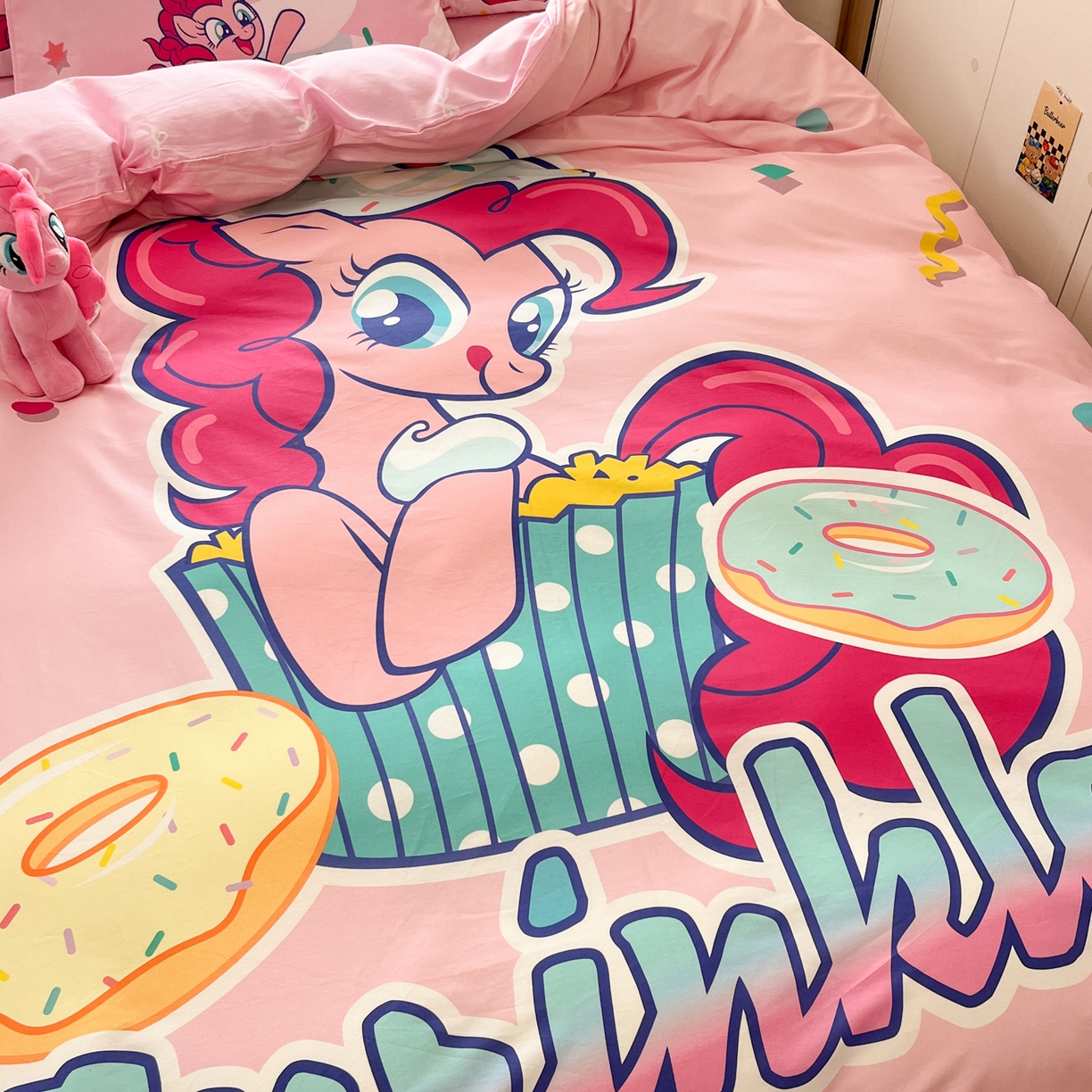 91家纺网 家纺一手货源 找家纺 暮思家居 2025新款正版授权小马宝莉大版全棉数码印花纯棉四件套 大版-甜甜圈碧琪