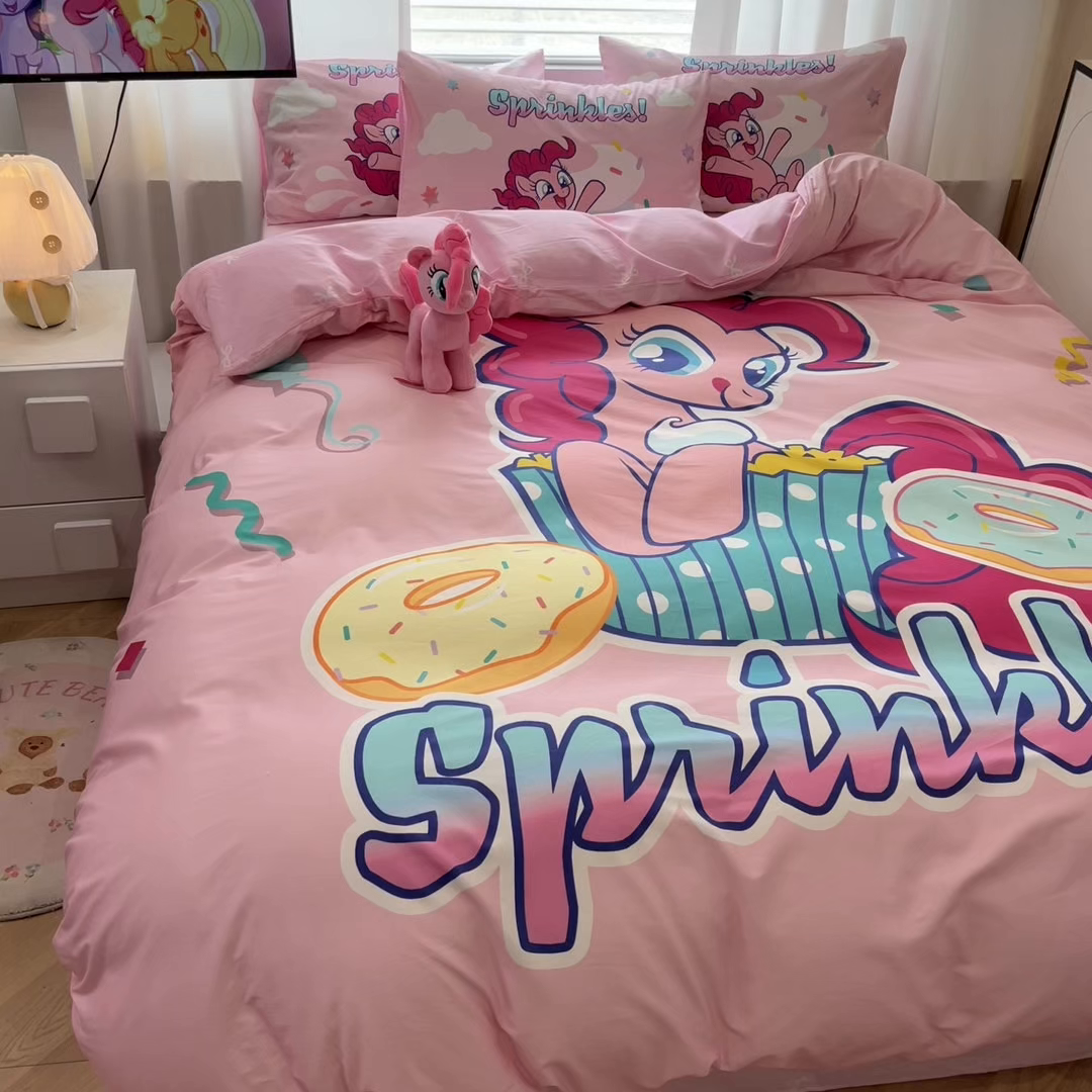 91家纺网 家纺一手货源 找家纺 暮思家居 2025新款正版授权小马宝莉大版全棉数码印花纯棉四件套 大版-甜甜圈碧琪