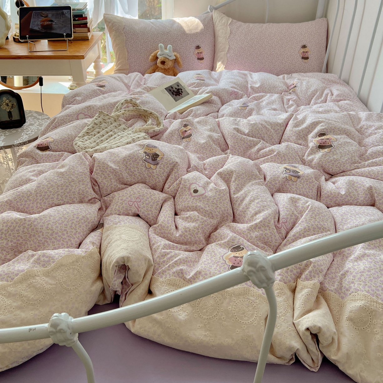 91家纺网 家纺一手货源 找家纺 优选 2025秋冬新品韩国小清新有氧提花人字纹双层纱全棉蕾丝花边加厚四件套 海棠轻语-大花边