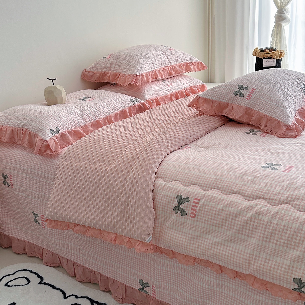 91家纺网 家纺一手货源 找家纺 佰织鑫家居 2025秋冬新品全棉法式床盖款豆豆被四件套 Miu蝴蝶