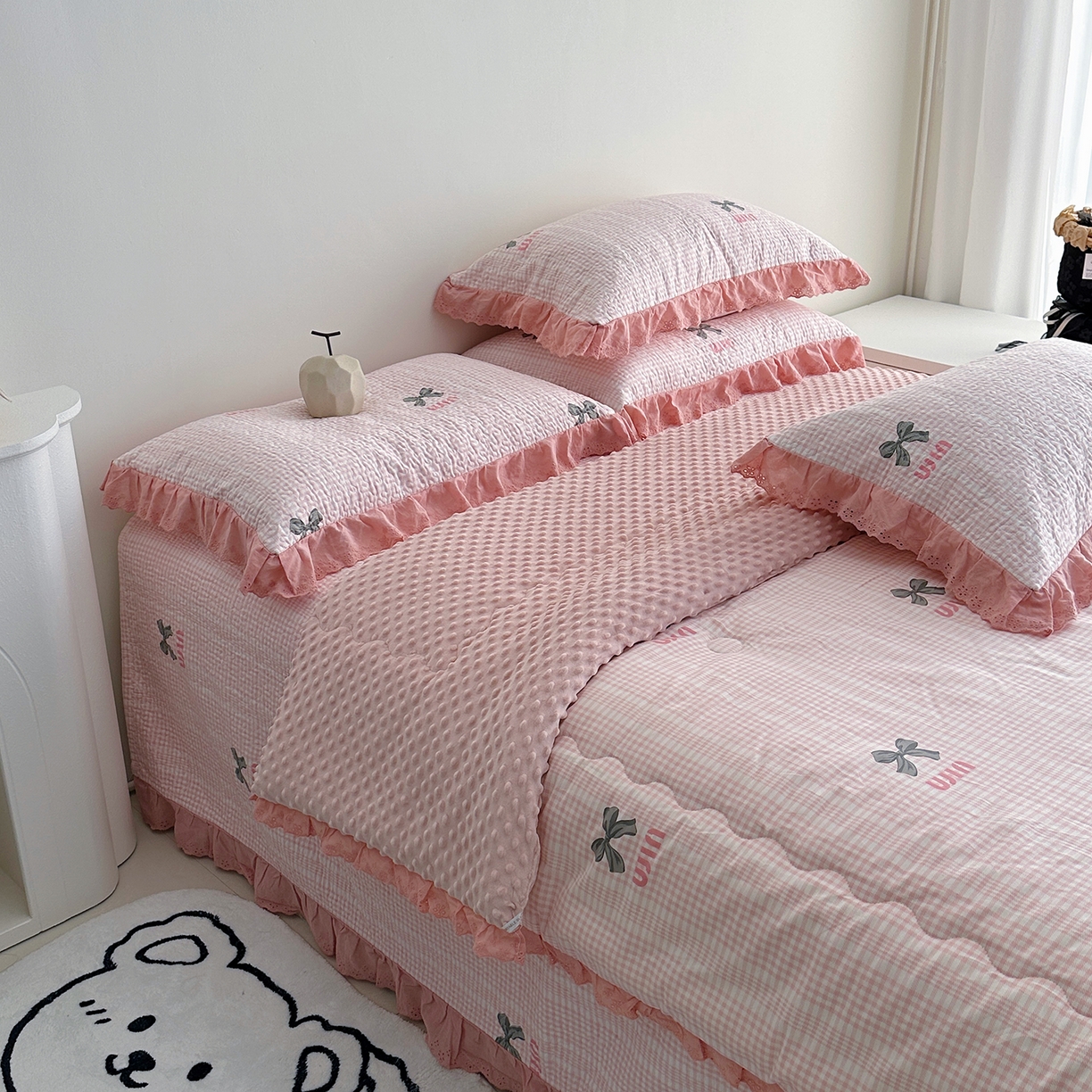 91家纺网 家纺一手货源 找家纺 佰织鑫家居 2025秋冬新品全棉法式床盖款豆豆被四件套 Miu蝴蝶