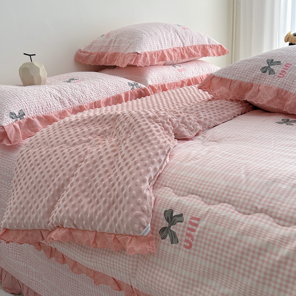 91家纺网 家纺一手货源 找家纺 佰织鑫家居 2025秋冬新品全棉法式床盖款豆豆被四件套 Miu蝴蝶