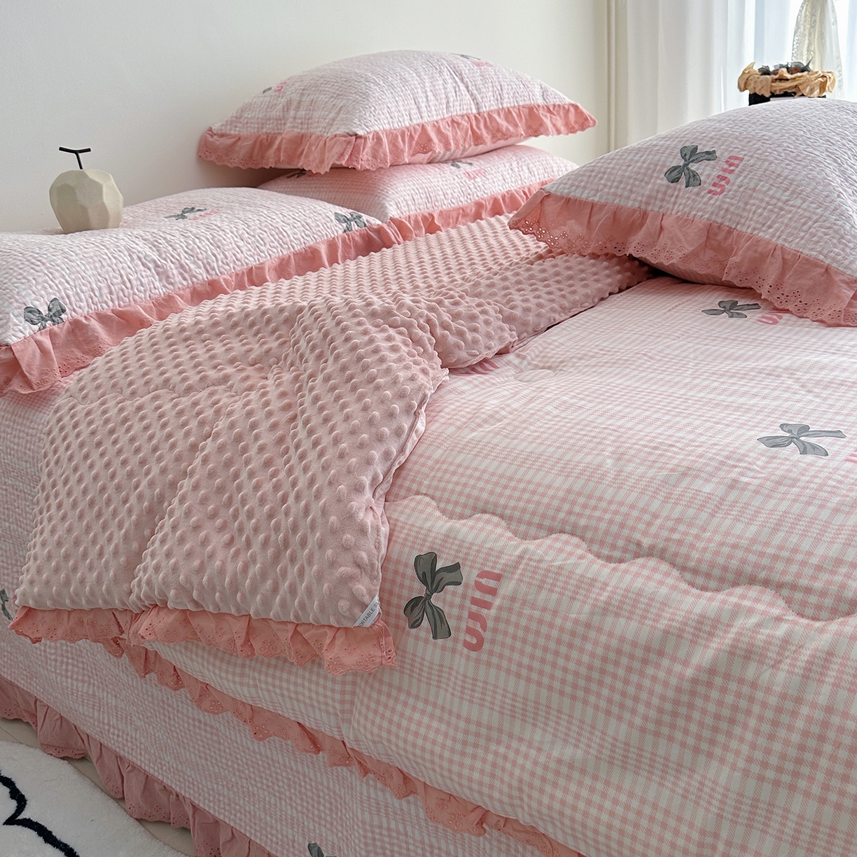 91家纺网 家纺一手货源 找家纺 佰织鑫家居 2025秋冬新品全棉法式床盖款豆豆被四件套 Miu蝴蝶