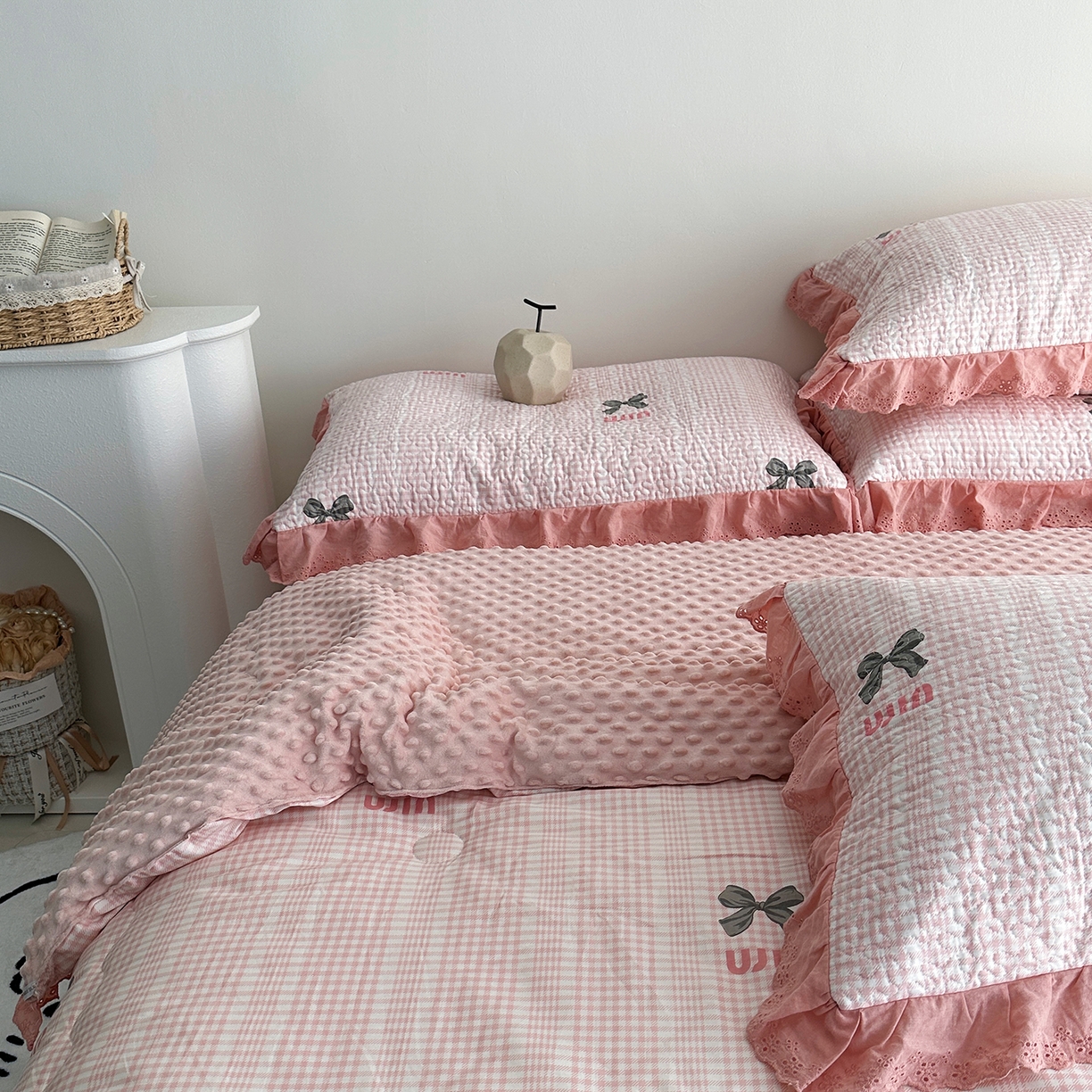 91家纺网 家纺一手货源 找家纺 佰织鑫家居 2025秋冬新品全棉法式床盖款豆豆被四件套 Miu蝴蝶