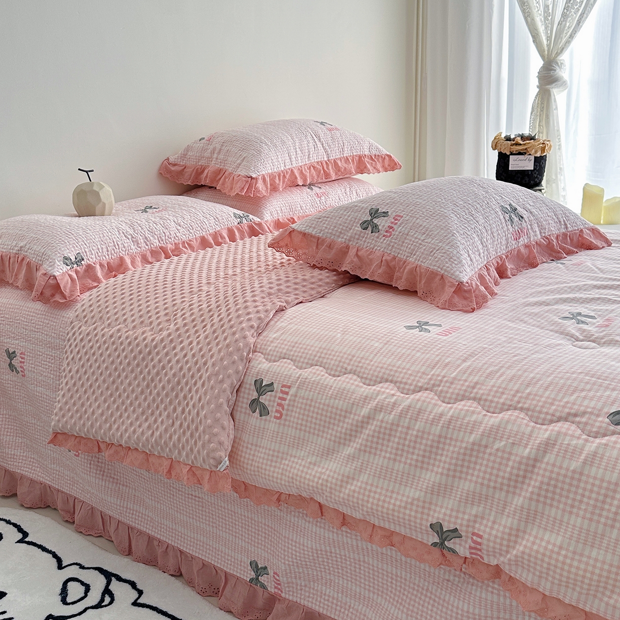 91家纺网 家纺一手货源 找家纺 佰织鑫家居 2025秋冬新品全棉法式床盖款豆豆被四件套 Miu蝴蝶