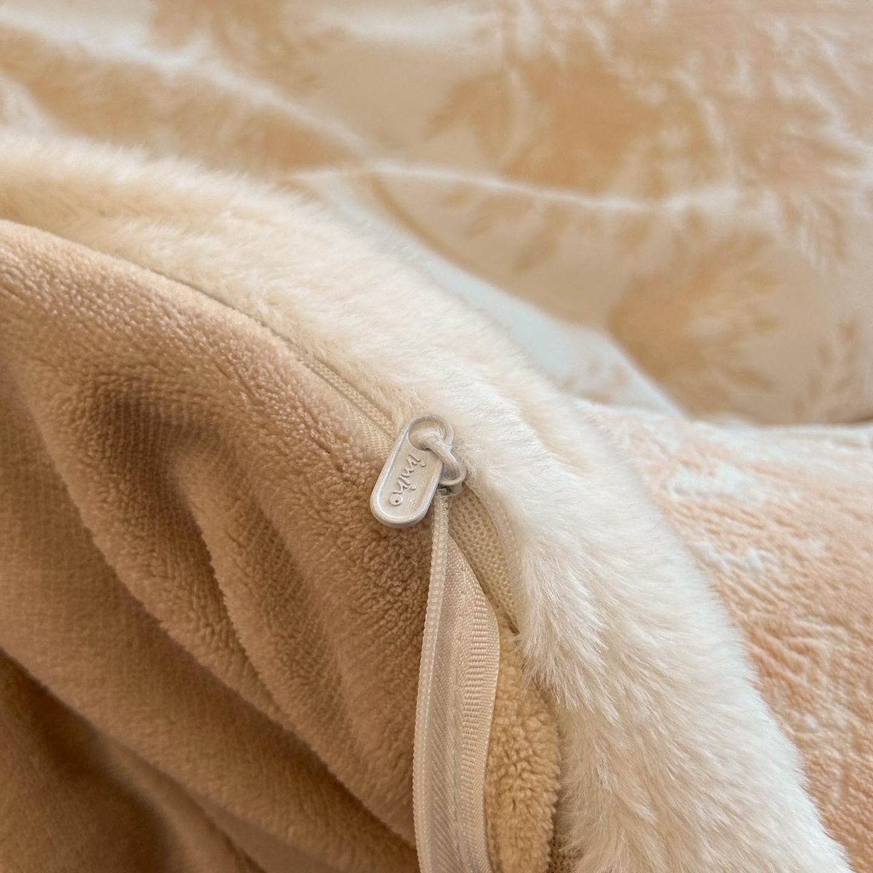 91家纺网 家纺一手货源 找家纺 涵宸家纺 2025新款雕花牛奶绒四件套 雨蝶-卡其