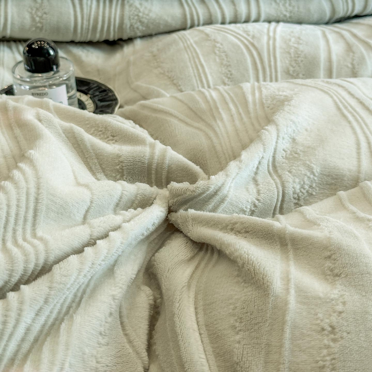 91家纺网 家纺一手货源 找家纺 涵宸家纺 2025新款雕花牛奶绒四件套 拾光-绿