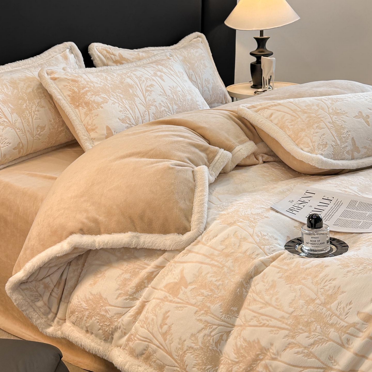 91家纺网 家纺一手货源 找家纺 涵宸家纺 2025新款雕花牛奶绒四件套 雨蝶-卡其