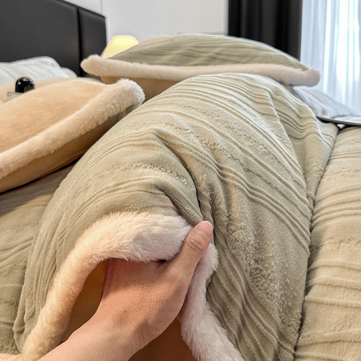 91家纺网 家纺一手货源 找家纺 涵宸家纺 2025新款雕花牛奶绒四件套 拾光-绿