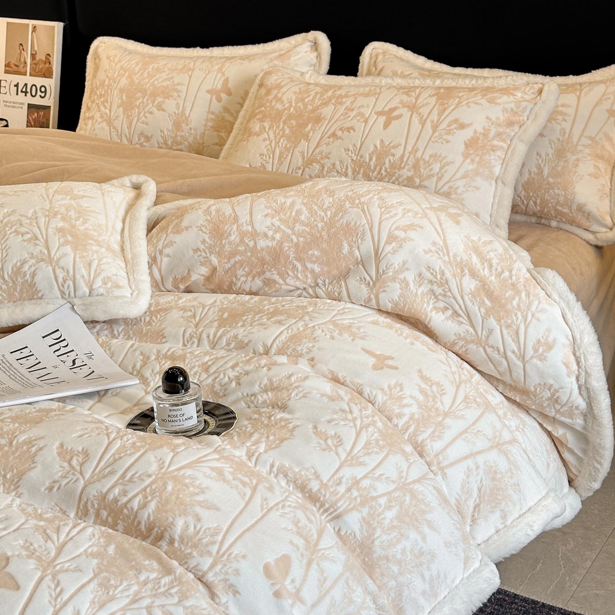 91家纺网 家纺一手货源 找家纺 涵宸家纺 2025新款雕花牛奶绒四件套 雨蝶-卡其