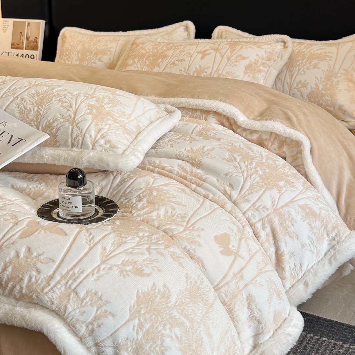 91家纺网 家纺一手货源 找家纺 涵宸家纺 2025新款雕花牛奶绒四件套 雨蝶-卡其