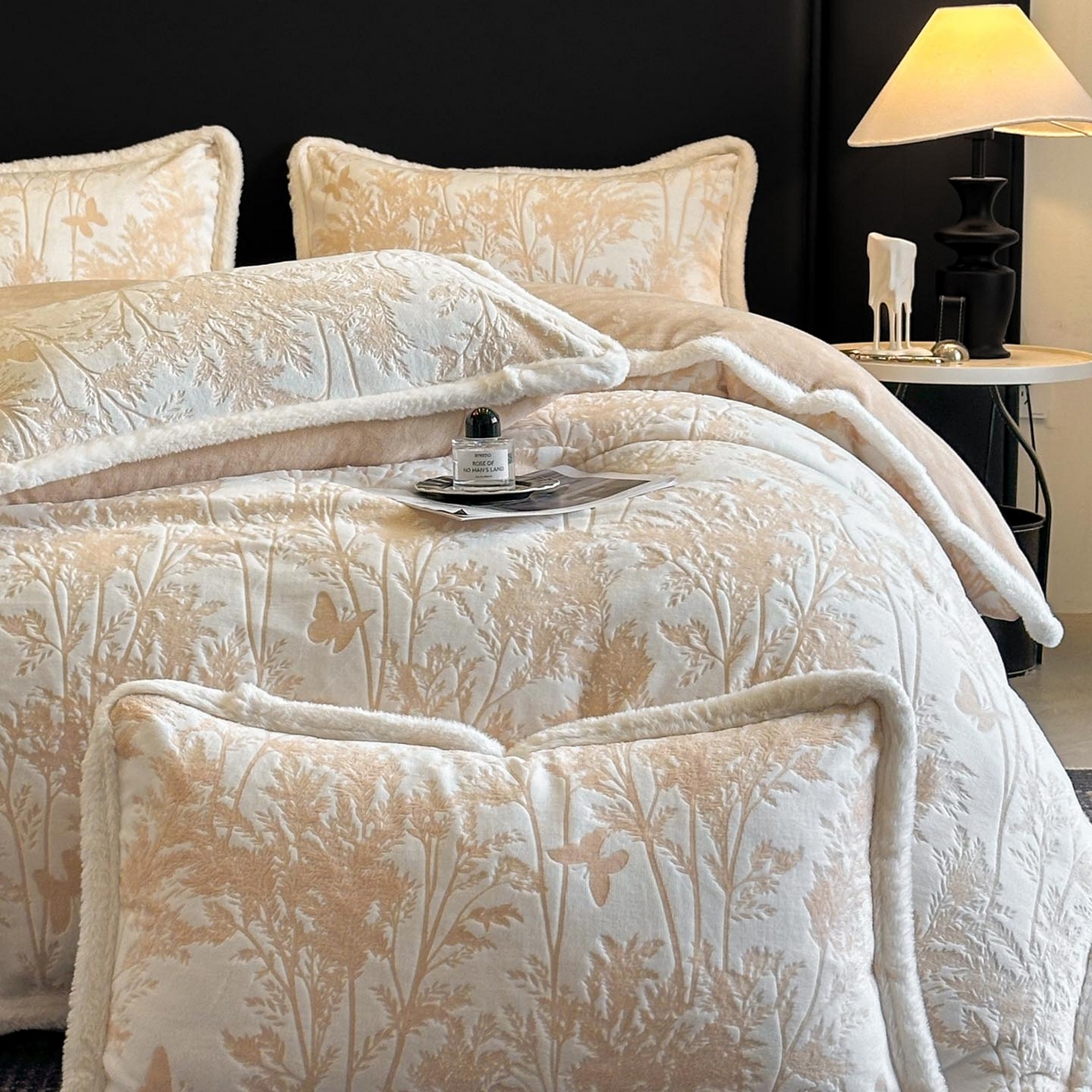 91家纺网 家纺一手货源 找家纺 涵宸家纺 2025新款雕花牛奶绒四件套 雨蝶-卡其