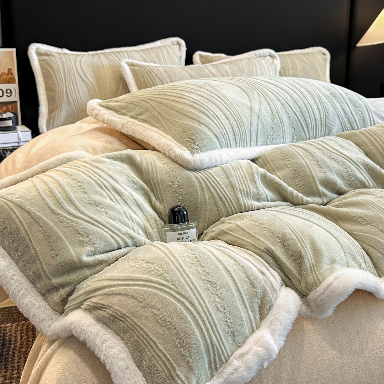 91家纺网 家纺一手货源 找家纺 涵宸家纺 2025新款雕花牛奶绒四件套 拾光-绿