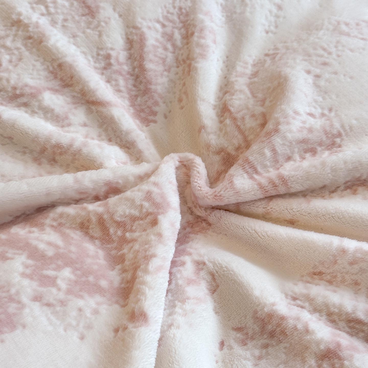 91家纺网 家纺一手货源 找家纺 涵宸家纺 2025新款雕花牛奶绒四件套 绿茵-粉