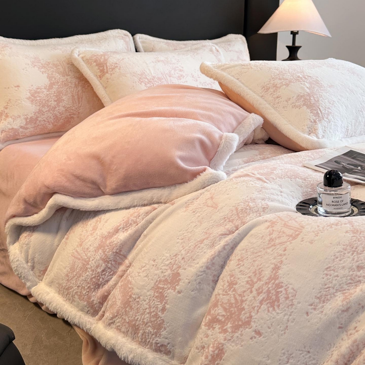 91家纺网 家纺一手货源 找家纺 涵宸家纺 2025新款雕花牛奶绒四件套 绿茵-粉