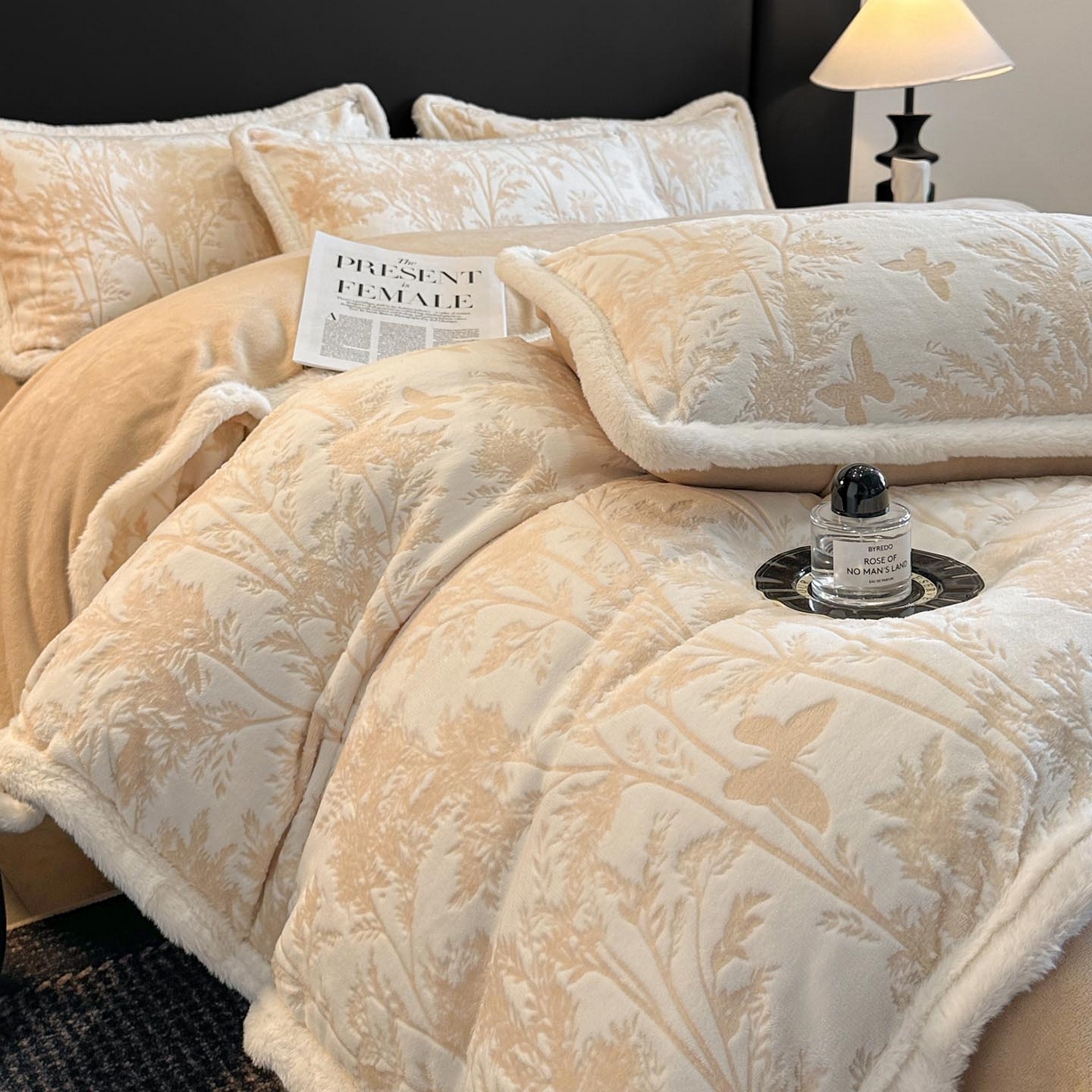 91家纺网 家纺一手货源 找家纺 涵宸家纺 2025新款雕花牛奶绒四件套 雨蝶-卡其