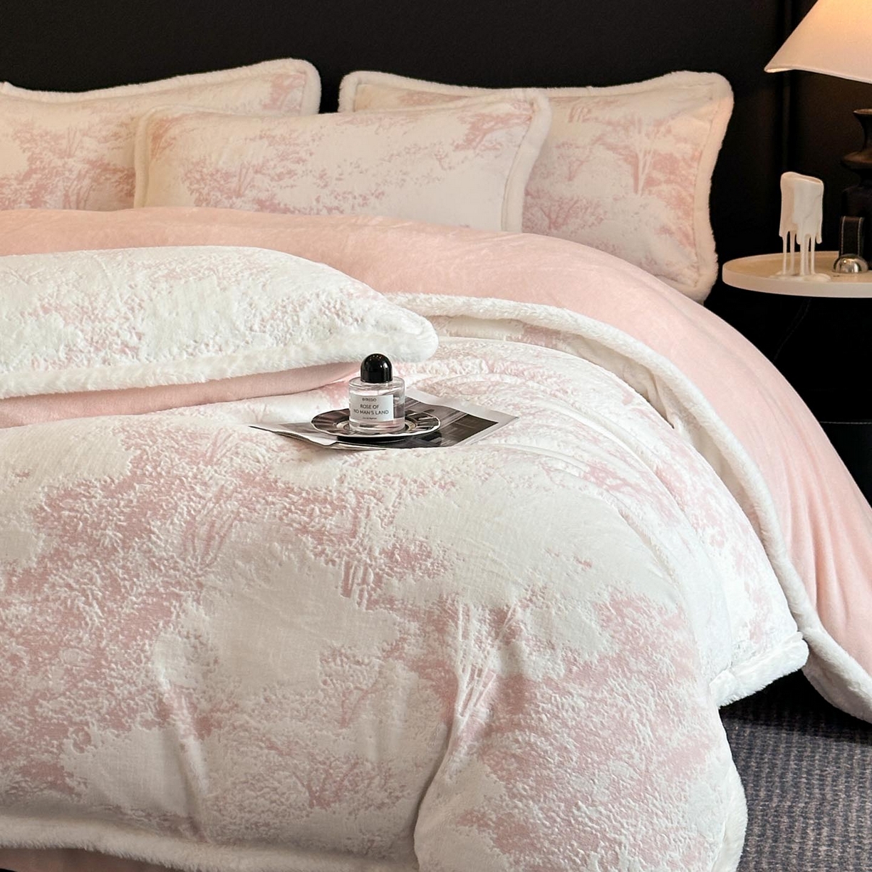 91家纺网 家纺一手货源 找家纺 涵宸家纺 2025新款雕花牛奶绒四件套 绿茵-粉