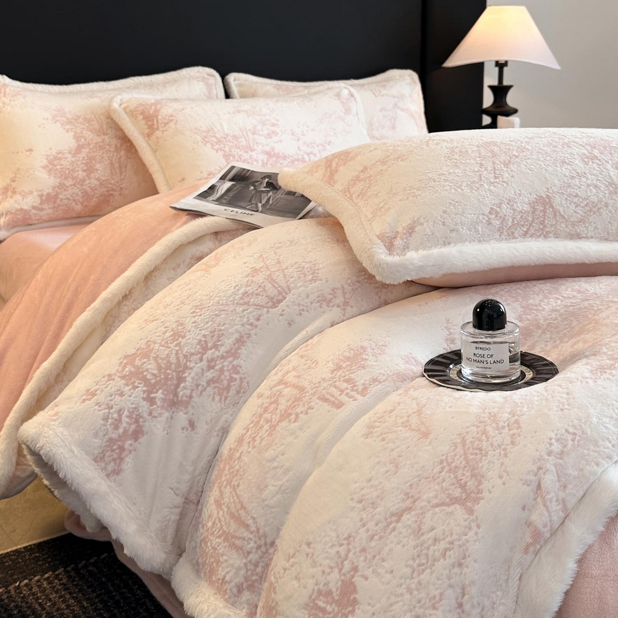 91家纺网 家纺一手货源 找家纺 涵宸家纺 2025新款雕花牛奶绒四件套 绿茵-粉