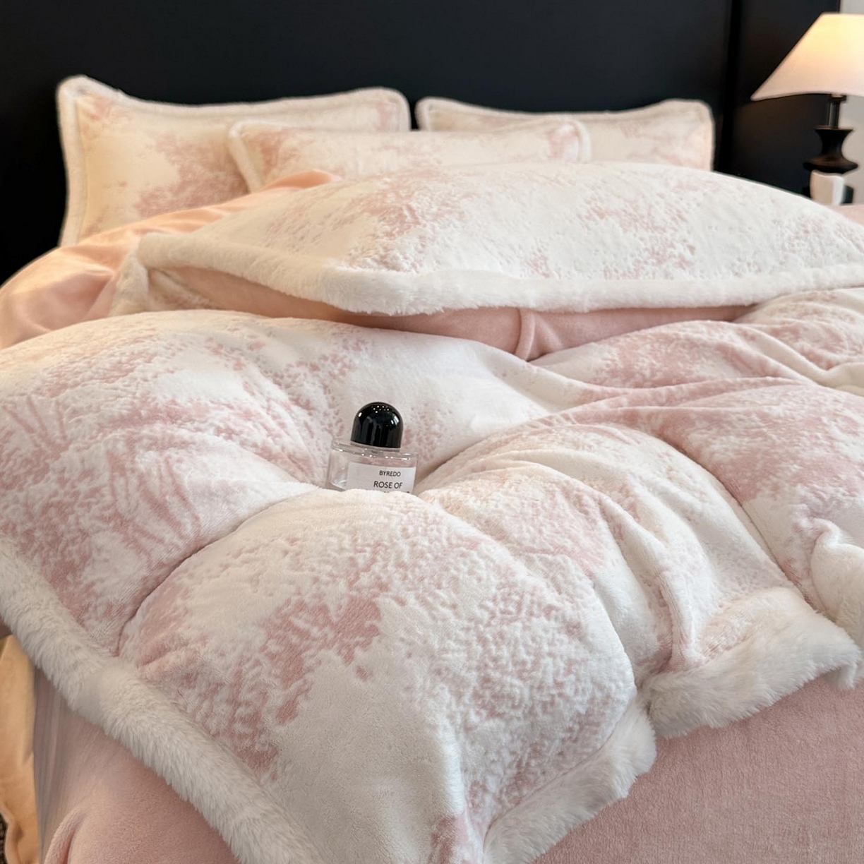 91家纺网 家纺一手货源 找家纺 涵宸家纺 2025新款雕花牛奶绒四件套 绿茵-粉