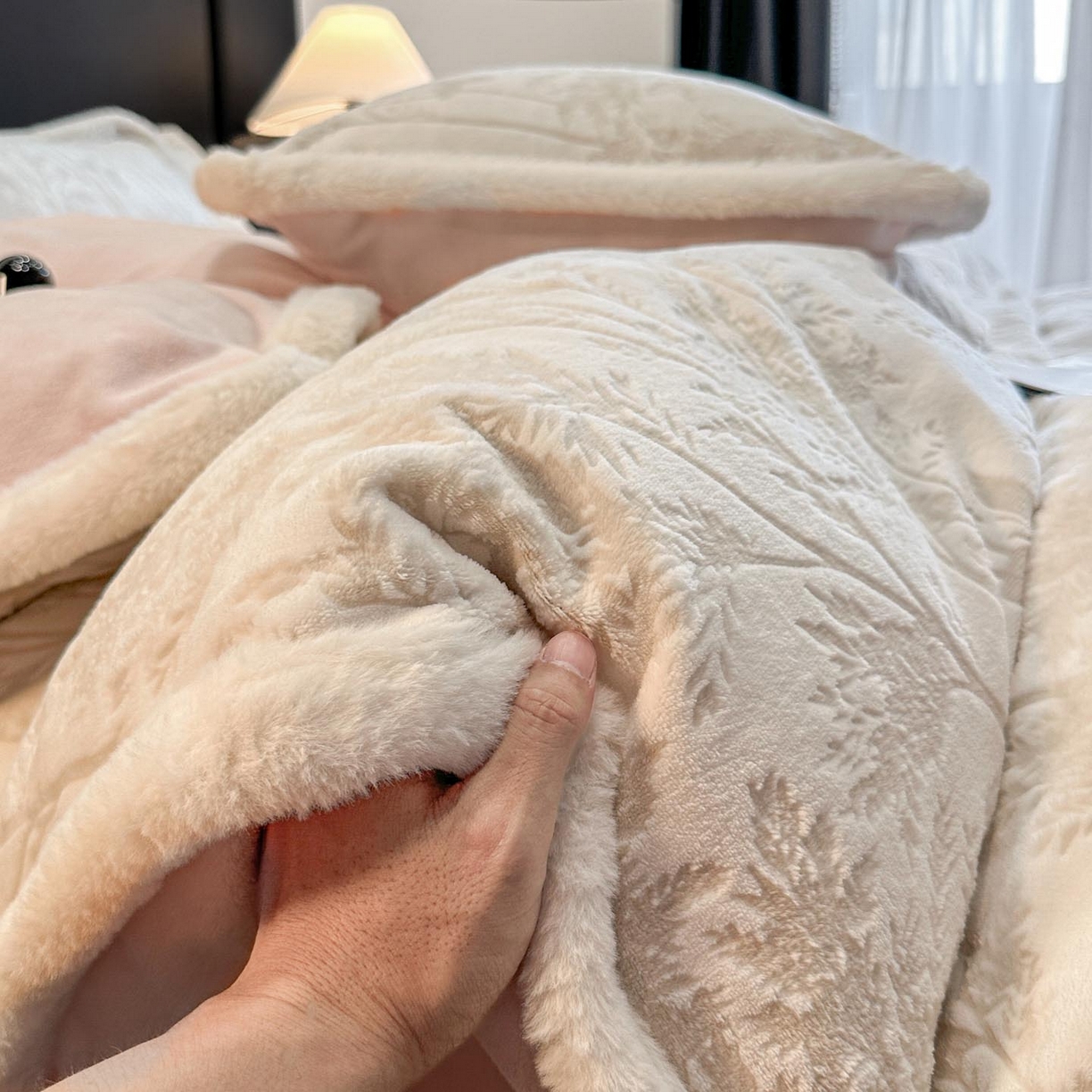 91家纺网 家纺一手货源 找家纺 涵宸家纺 2025新款雕花牛奶绒四件套 雨蝶-灰