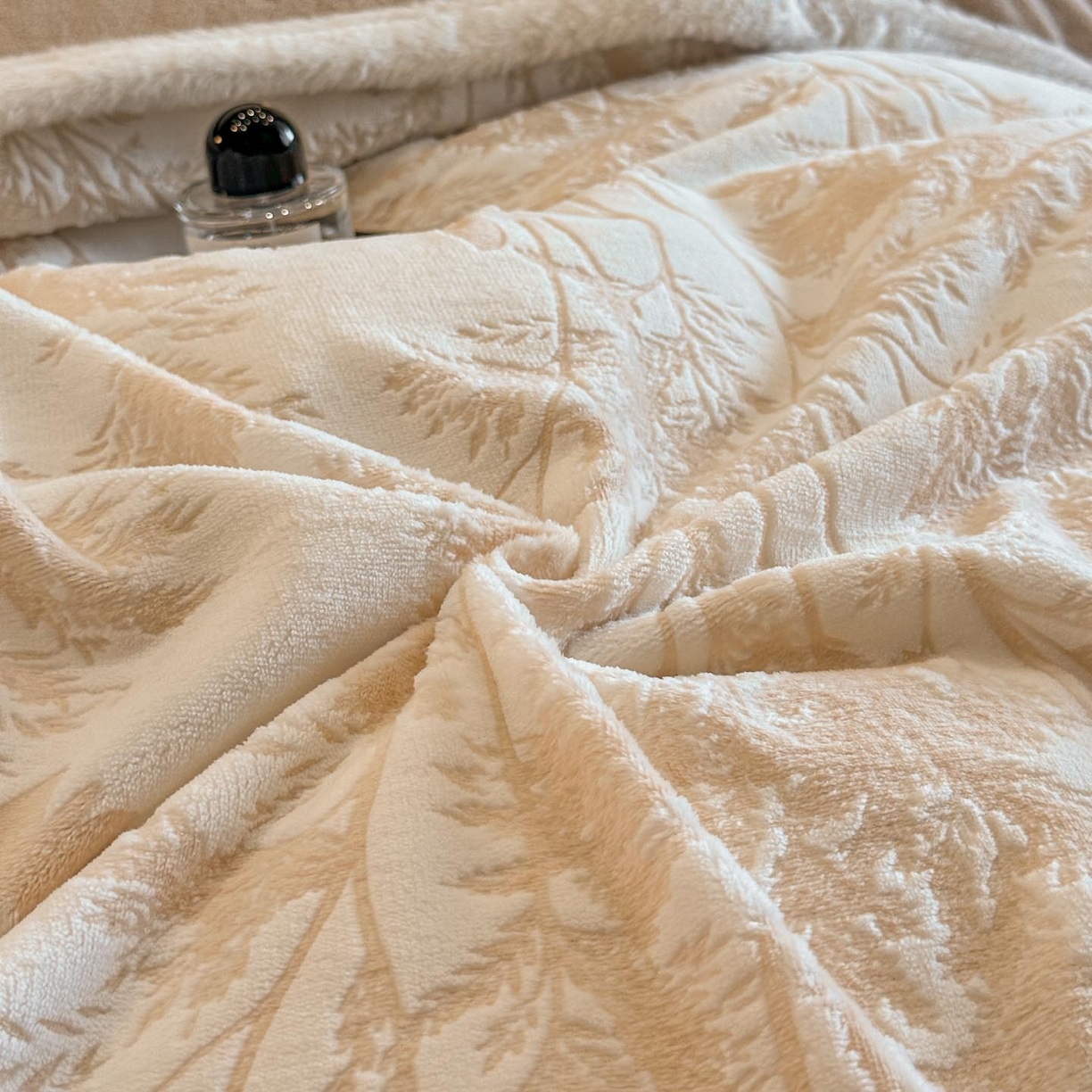 91家纺网 家纺一手货源 找家纺 涵宸家纺 2025新款雕花牛奶绒四件套 雨蝶-卡其