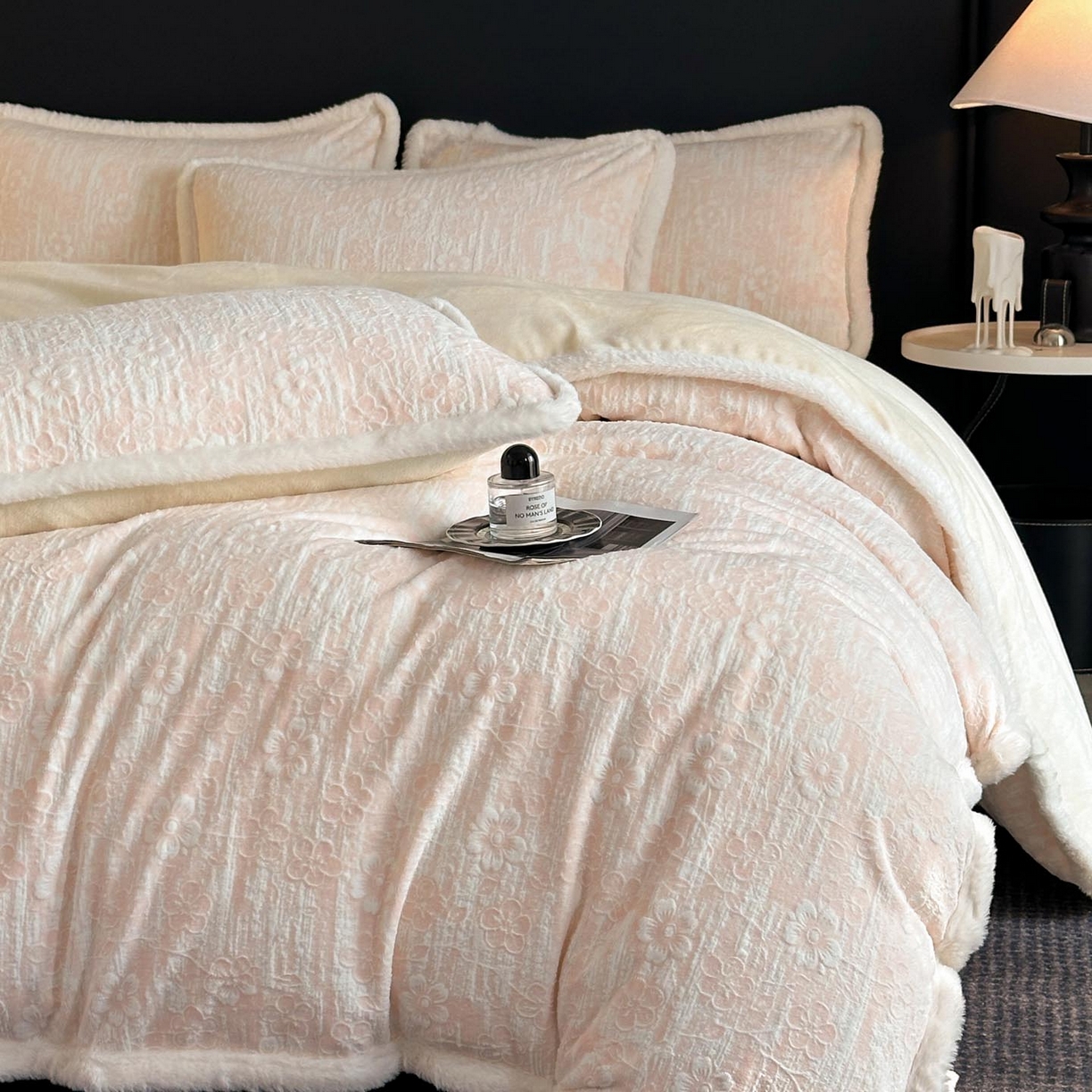 91家纺网 家纺一手货源 找家纺 涵宸家纺 2025新款雕花牛奶绒四件套 秋日花语