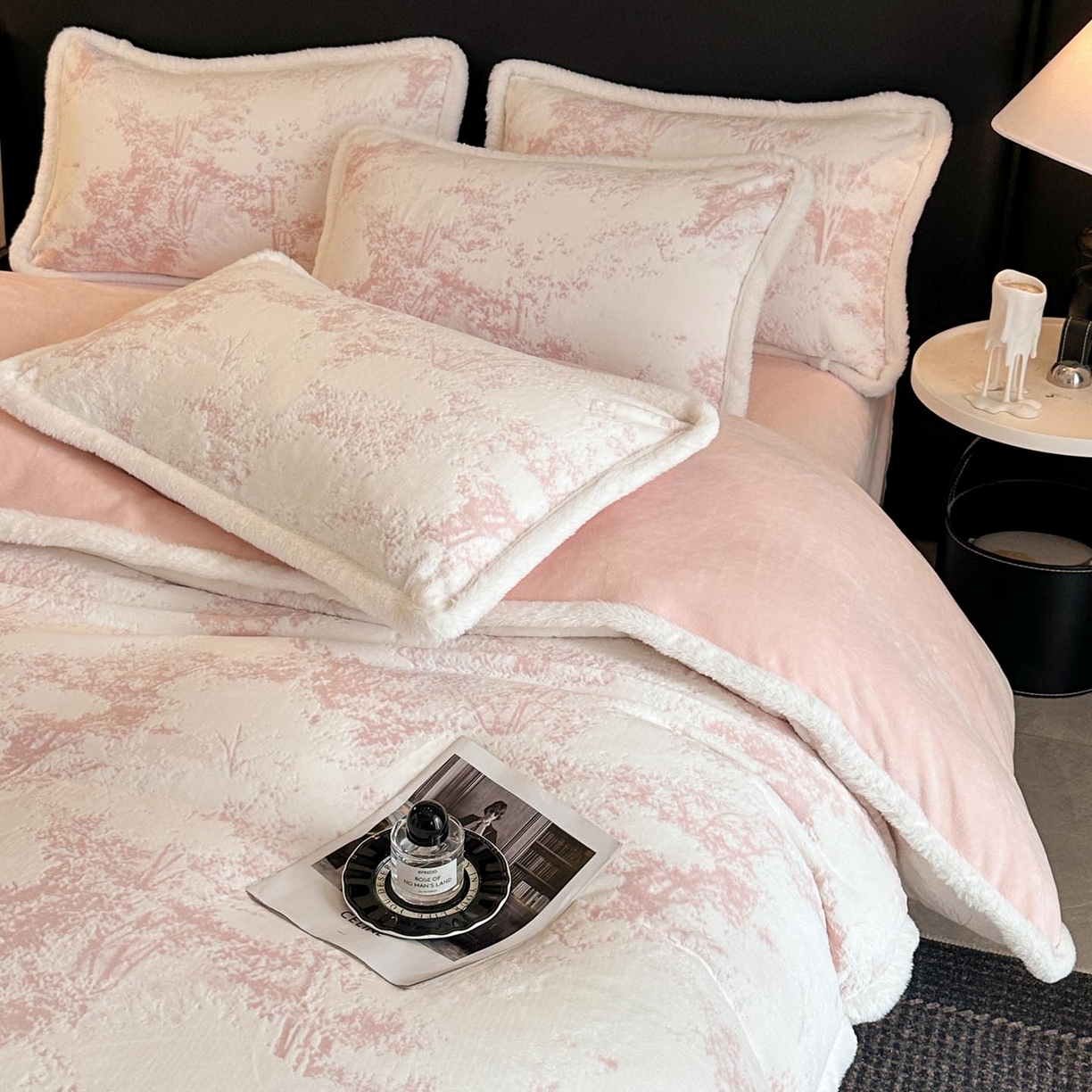 91家纺网 家纺一手货源 找家纺 涵宸家纺 2025新款雕花牛奶绒四件套 绿茵-粉