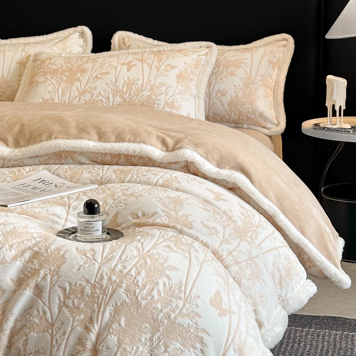 91家纺网 家纺一手货源 找家纺 涵宸家纺 2025新款雕花牛奶绒四件套 雨蝶-卡其