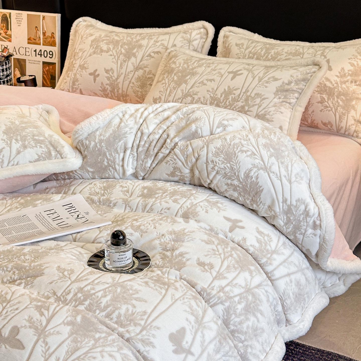 91家纺网 家纺一手货源 找家纺 涵宸家纺 2025新款雕花牛奶绒四件套 雨蝶-灰