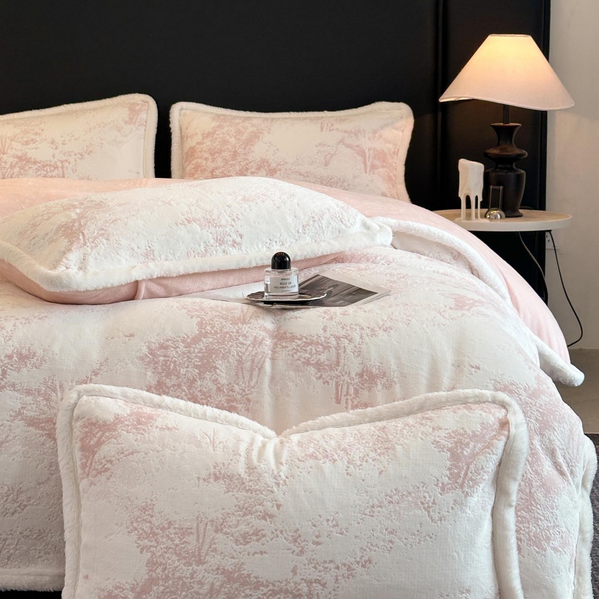 91家纺网 家纺一手货源 找家纺 涵宸家纺 2025新款雕花牛奶绒四件套 绿茵-粉