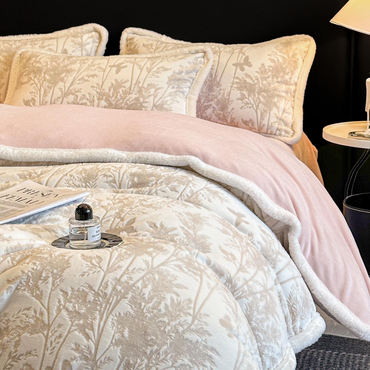 91家纺网 家纺一手货源 找家纺 涵宸家纺 2025新款雕花牛奶绒四件套 雨蝶-灰