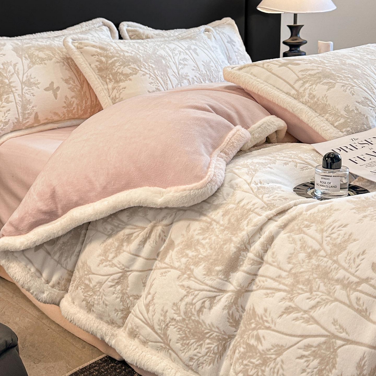 91家纺网 家纺一手货源 找家纺 涵宸家纺 2025新款雕花牛奶绒四件套 雨蝶-灰