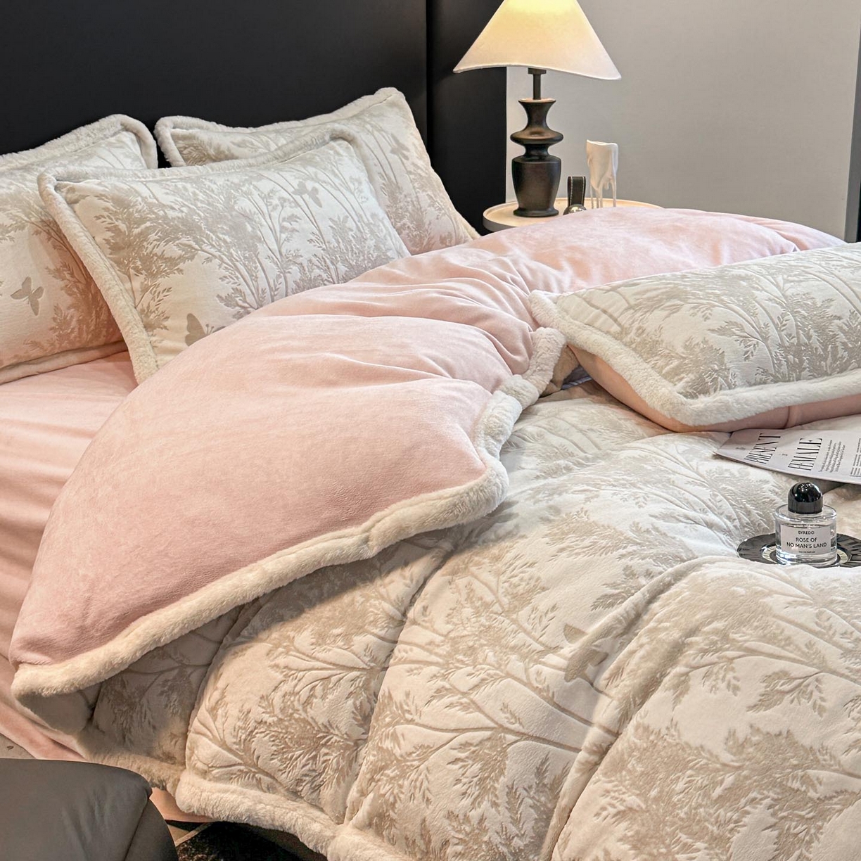 91家纺网 家纺一手货源 找家纺 涵宸家纺 2025新款雕花牛奶绒四件套 雨蝶-灰