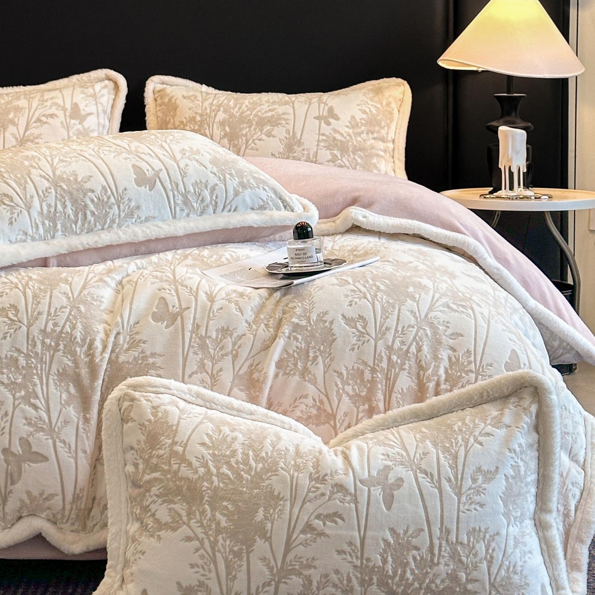 91家纺网 家纺一手货源 找家纺 涵宸家纺 2025新款雕花牛奶绒四件套 雨蝶-灰