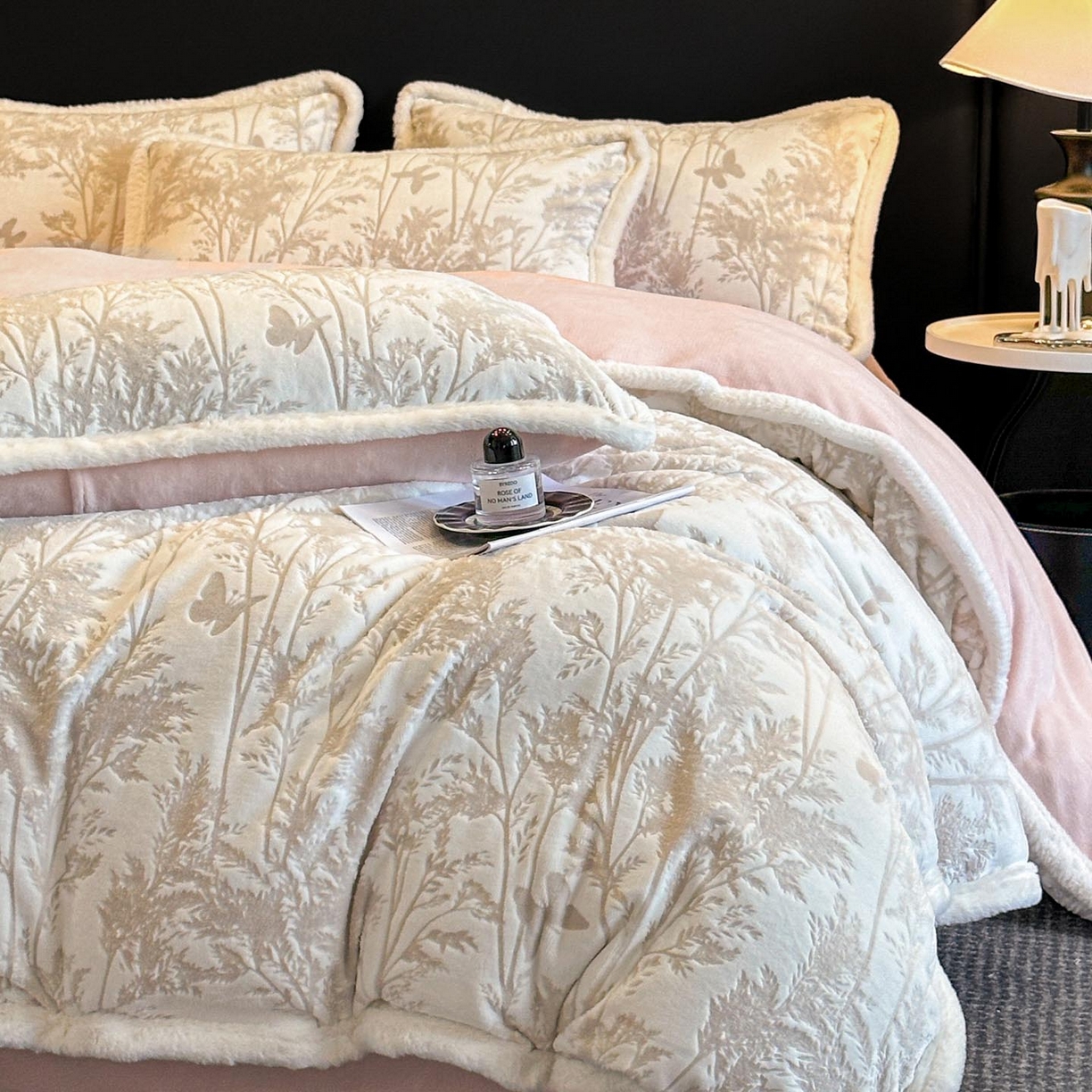 91家纺网 家纺一手货源 找家纺 涵宸家纺 2025新款雕花牛奶绒四件套 雨蝶-灰