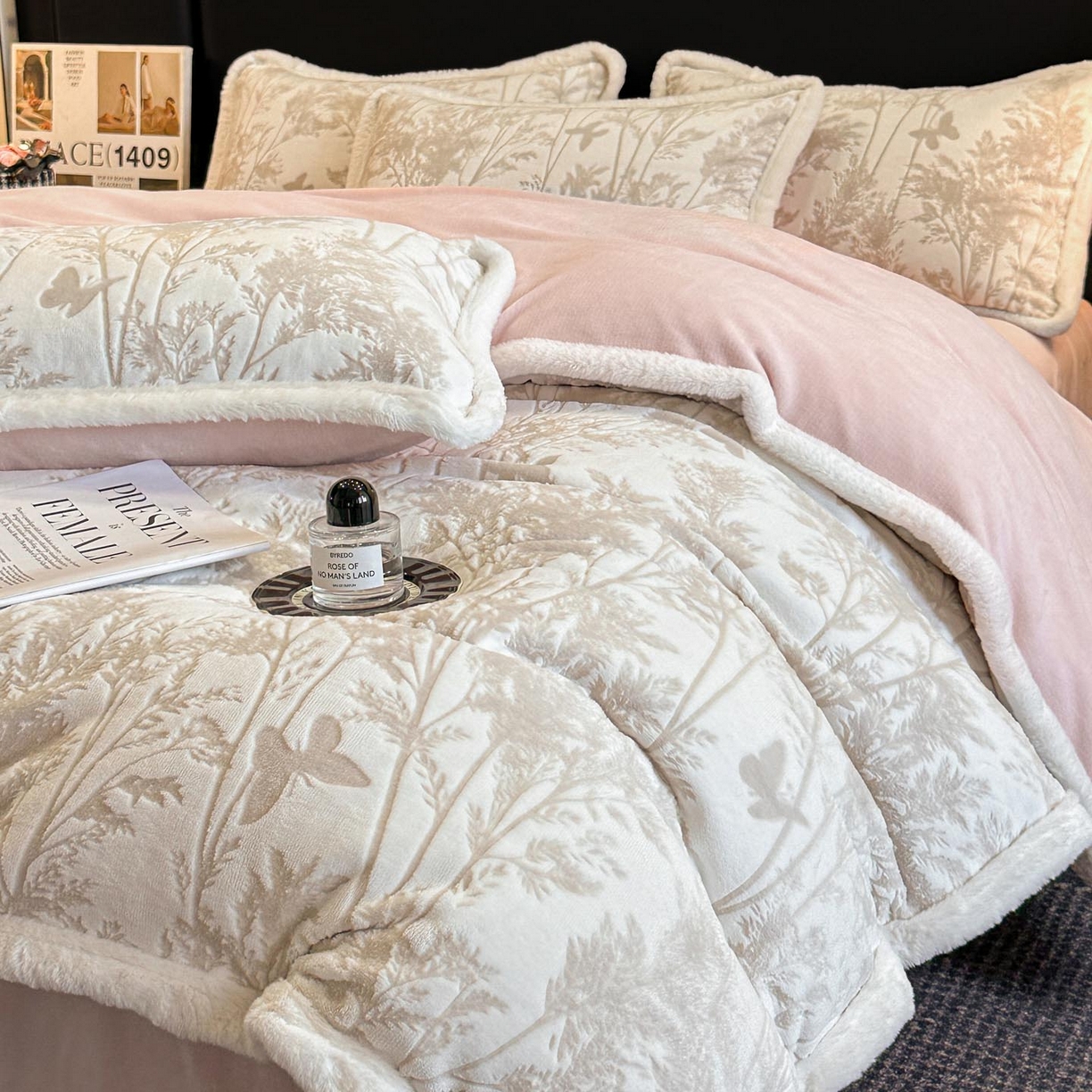 91家纺网 家纺一手货源 找家纺 涵宸家纺 2025新款雕花牛奶绒四件套 雨蝶-灰