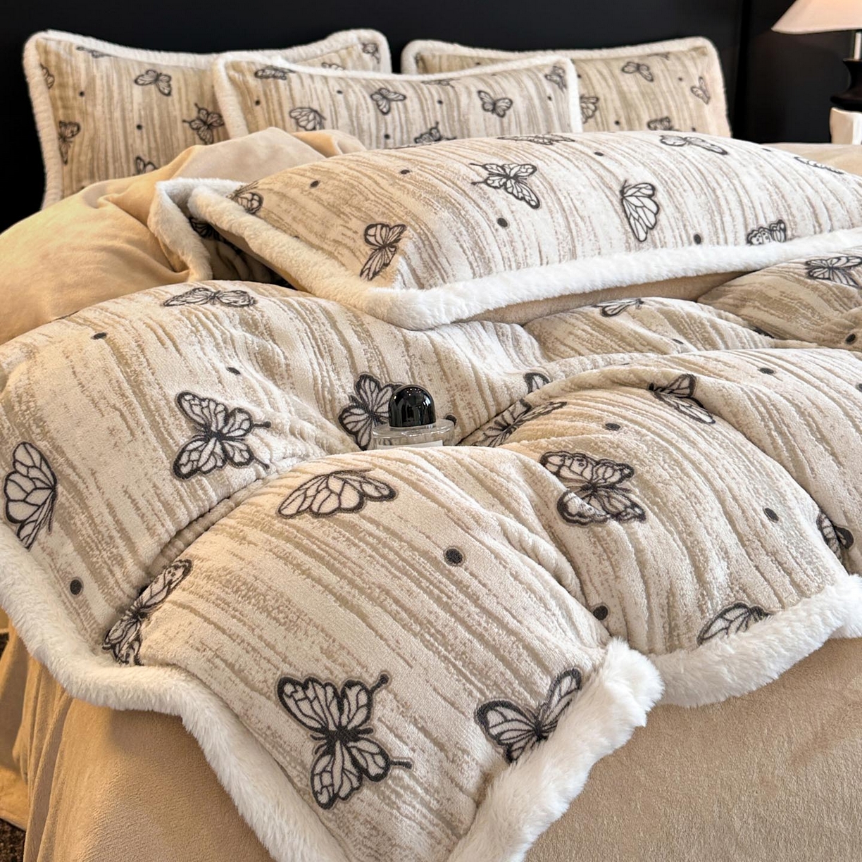 91家纺网 家纺一手货源 找家纺 涵宸家纺 2025新款雕花牛奶绒四件套 蝶舞纷飞-咖