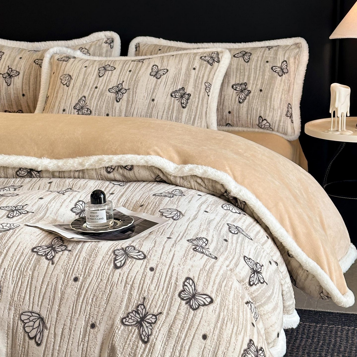 91家纺网 家纺一手货源 找家纺 涵宸家纺 2025新款雕花牛奶绒四件套 蝶舞纷飞-咖