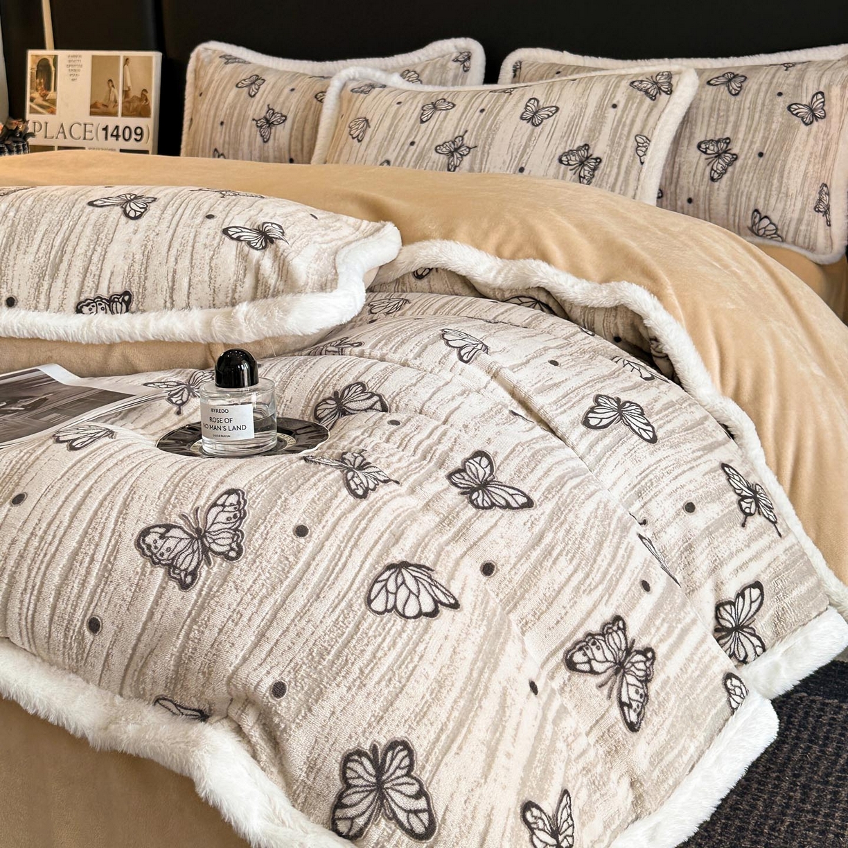 91家纺网 家纺一手货源 找家纺 涵宸家纺 2025新款雕花牛奶绒四件套 蝶舞纷飞-咖