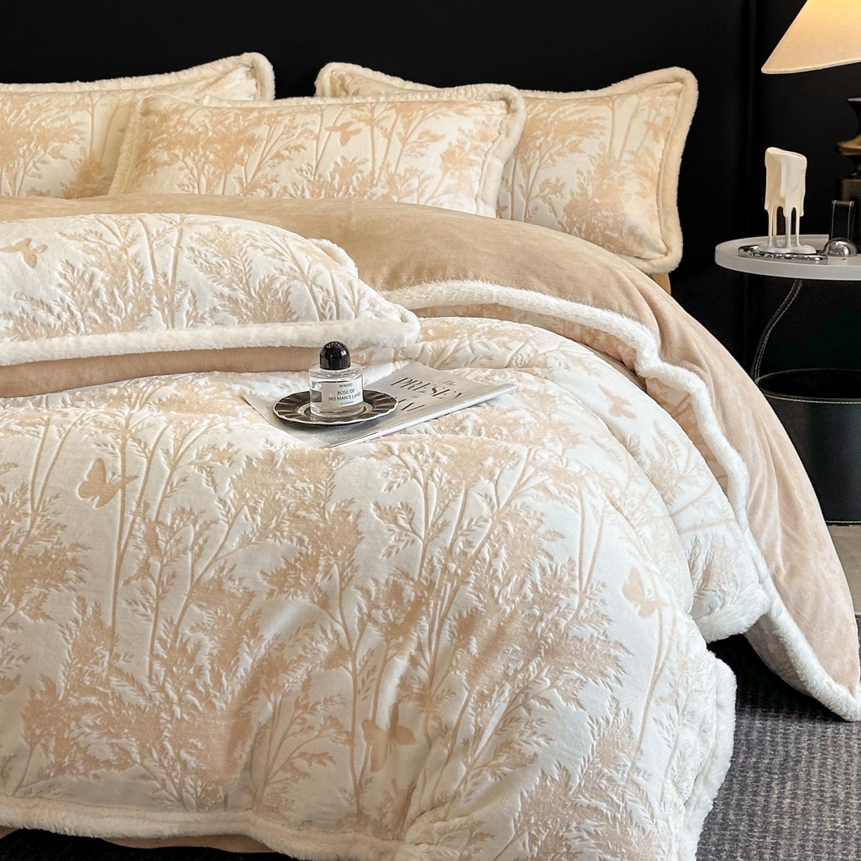 91家纺网 家纺一手货源 找家纺 涵宸家纺 2025新款雕花牛奶绒四件套 雨蝶-卡其