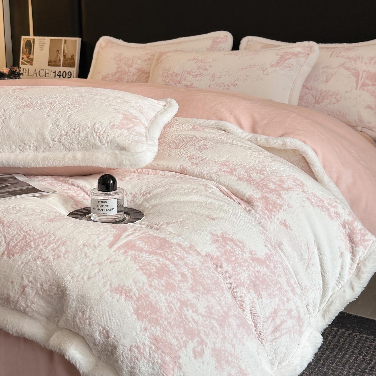 91家纺网 家纺一手货源 找家纺 涵宸家纺 2025新款雕花牛奶绒四件套 绿茵-粉